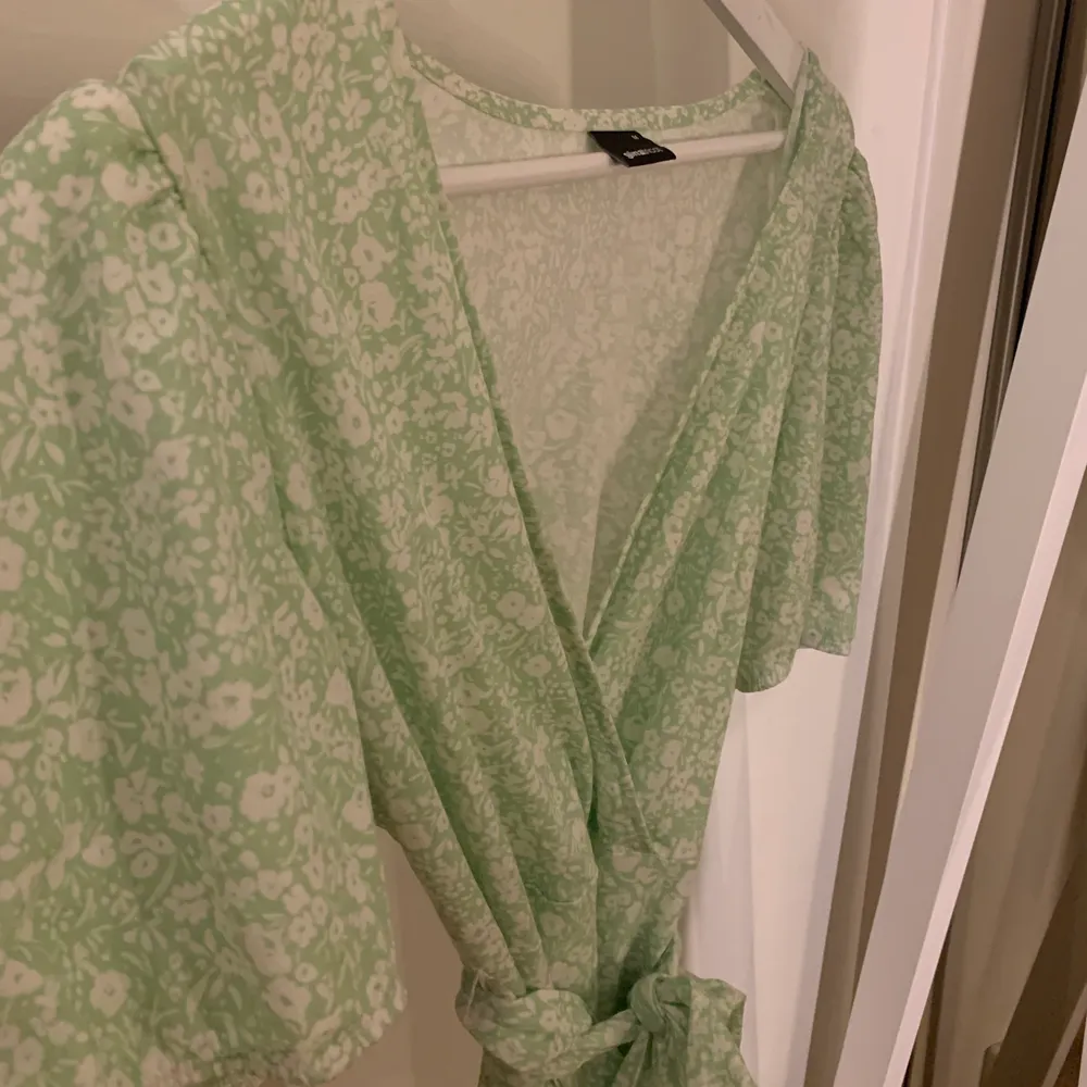 En ljusgrön klänning från Gina tricot. Passar väldigt bra till sommaren. Tvättar innan säljning. Köparen står för frakten. Vid funderingar hör gärna av dig🤍🤍. Klänningar.
