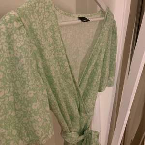En ljusgrön klänning från Gina tricot. Passar väldigt bra till sommaren. Tvättar innan säljning. Köparen står för frakten. Vid funderingar hör gärna av dig🤍🤍