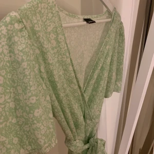 Somrig klänning - En ljusgrön klänning från Gina tricot. Passar väldigt bra till sommaren. Tvättar innan säljning. Köparen står för frakten. Vid funderingar hör gärna av dig🤍🤍