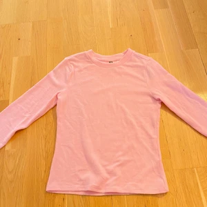 Pastell rosa tröja - Pastell rosa långärmad tröja. Man kan inte riktigt se på bilderna men den är i ett flisigt material så den är väldigt varm och mysig! Använd 1 gång 🥰