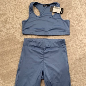 Crop top biker shorts set - Helt nytt aldrig använt, lappen sitter kvar. Storlek XS men passar sitter som en S