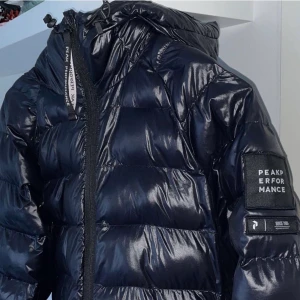 Peak Performance vinterjacka - Köpt förra året och mycket sparsamt använd. Jackan är i bra och prefekt nu till vintern. Materialet är glansigt vilket är en mycket fin detalj.