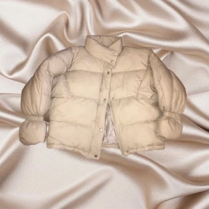 Jacka - Jacka i storlek 42 för en oversized look, sitter bra på mig som vanligtvis har 34 i toppar😍