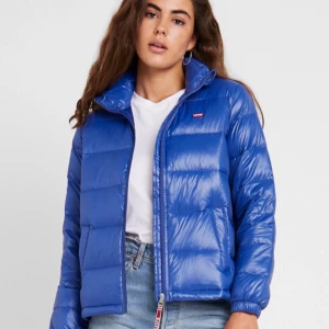 Levi’s performance jacka - Fin blå jacka från Levis köpt förra vintern! Både varm och vattentät men framförallt effektiv! Finns med en medkommande liten ”påse” så den tar upp minimalt med plats!! Äkta dun, verifierad ”Responsible Down Standard Certified” innebärande att det tagits med djurvänliga metoder👍🏼 Färgen gör sig absolut mest rätt på första bilden, men är något mer dämpad i verkligheten. Inga slitage eller liknande🥰 storlek S men lite oversized i modellen! Köpt för nypris 1299kr💙