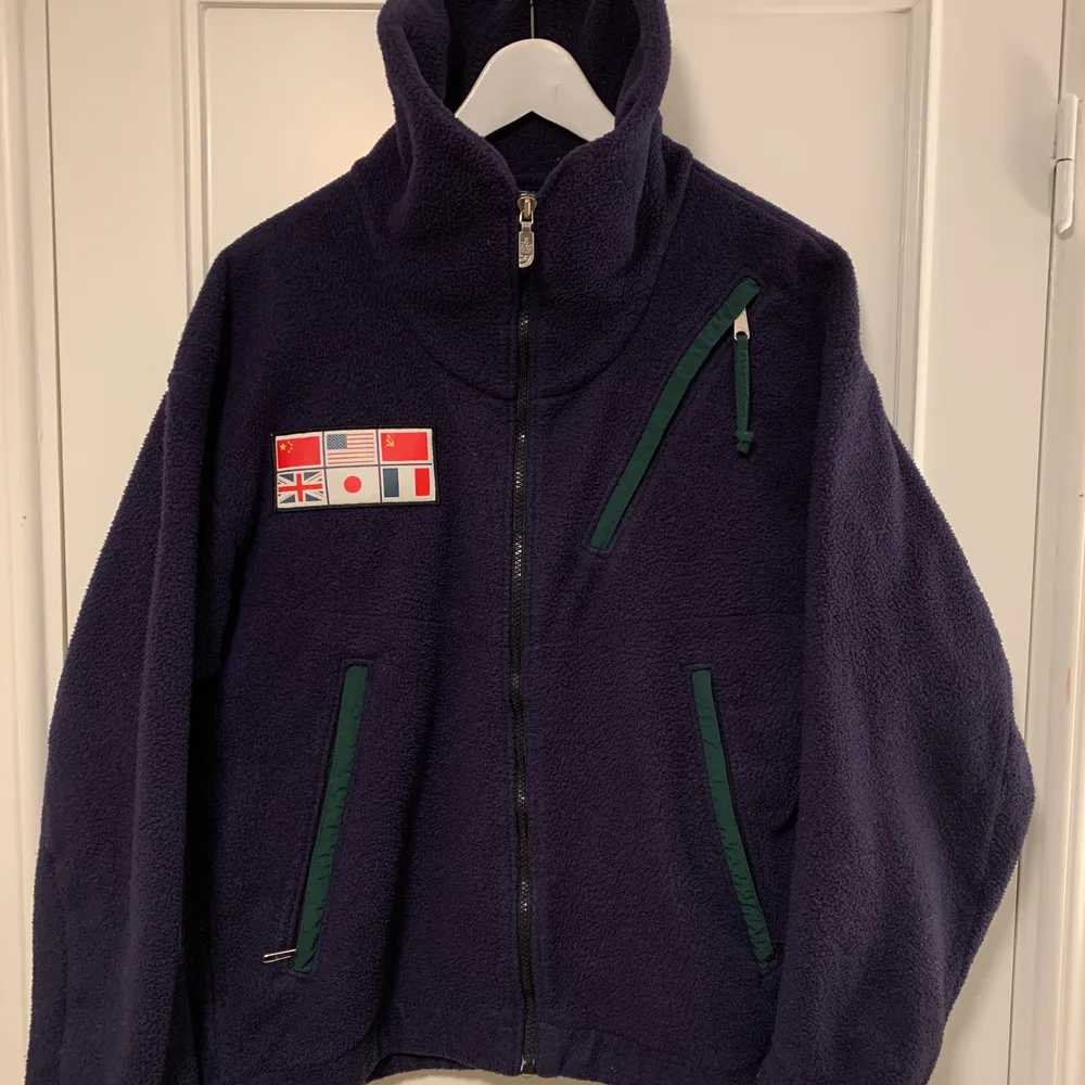 Storlek MEDIUM Vintage fleece från året 1990, tillverkade i USA. 6 upptäckresanärar gick över Antarktis. North face släppte fleece i samband med upptäcksfärden. Snygg och otroligt varma! . Tröjor & Koftor.