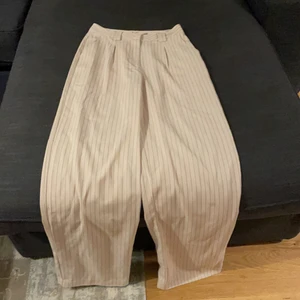 Beiga vida.kostymbyxor - Beiga vida kostymbyxor med smala svarta ränder. Kan ej ta kort på för dom passar inte längre, frakt ingår.