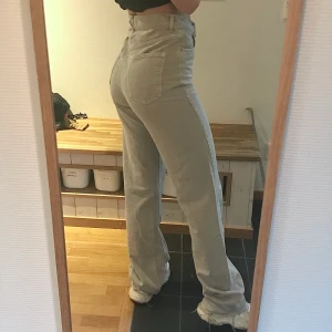 WIDE JEANS - Ljusgrå vida jeans från Zara i storlek 36. Säljer då dom är lite stora för mig. Dom är även väldigt långa i benen (är 173 lång) Frakt ingår 🧡