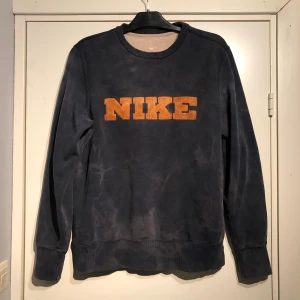 Vintage NIKE sweatshirt - Stentvättade blå NIKE sweatshirt. Rostfärgat NIKE. Inga skador!  kan skicka eller mötas(beror på var) skriv PM för frågor bud osv.✨hösta bud: 300:- SLUTAR BUDGIVNING 26 DEC 15:00‼️