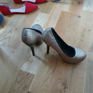 Skor - storlek 35, står inte för frakten och djur finns i hemmet ute på fler sidor