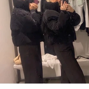 Zara jacka - Säljer den a supersnygga zara jackan som är i superfint skick, säljer pga att den inte används. Den är XS men sitter lite oversized (Köpt här på plick, lånad bild)