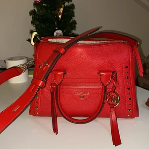 Michael kors väska - Nyskick!! Använd 1 gång köpt i Michael kors butiken i Mall of Scandinavia