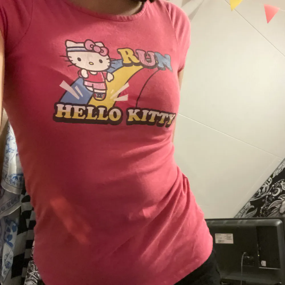 Jättesöt Hello Kitty tröja med text ”run hello kitty”💕. T-shirts.