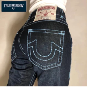True religion baggy jeans - Säljer ett par JÄTTE snygga true religion jeans som jag köpt här på plick men tyvärr är förstora. Modellen är 170 och stl är 34/32, midjemåttet är 82cm och innerbenslängden är 88cm, passar alla kön💕 BUDA, avslutas 20 december kl 18💕 HÖGST BUD JUST NU: 335kr