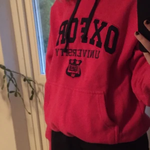 hoodie - oxford university hoodie i strl M!! oversized 😎😎köpt 2hand,  ish rosa färg! skriv om ni har frågor! 💞 