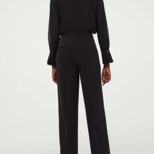 Dressad byxa  - Säljer mina skiiit snygga dressade byxor från hm pga för stora för mig för jag tog en större storlek än vad jag har. Dom är i strl 38 och på hms hemsida kostar dom 349kr men jag säljer dom för 200 (+FRAKEN INGÅR I PRISET). Dom är verkligen jätte fina men kan tyvärr inte användas. 