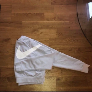 Nike långärmad crop top  - Nike långärmad crop top, ljus blå. Använd bara 1 gång, är i bra skick. Storlek L men passar i princip alla storlekar beroende på hur man vill den ska sitta. Köparen står för frakten och betalning sker via Swish. 