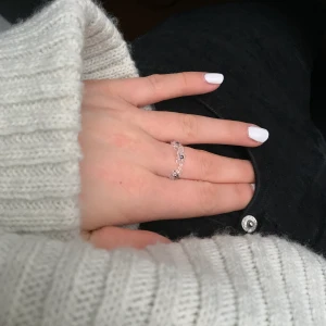 Ringen Åsa i stl S/M  M/L - Ringen Åsa, handgjord ring i metallic blå och genomskinliga pärlor. Frakten kostar 10kr. Desinfekteras innan vi fraktar. Jag bär stl S/M. Hör av dig om du är intresserad. Kika gärna in våran profil för andra fina smycken😊