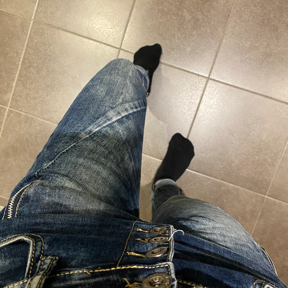 Jag säljer mina chica london jeans då jag har växt ur den. Väldigt fina jeans och bara använda 5 gånger. Byxorna är i väldigt bra skick. Storlek xxs/32. Skriv om du är inntresserad. Frakt ingår ej.. Jeans & Byxor.