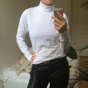 Polotröja - En vit polotröja från tribute, 100% bomull. Säljer för att jag inte använder längre. Den är i storlek S men funkar för större. Jag kan mötas upp men vid frakt betalar köparen🌟🌟