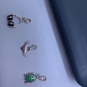 berlocker  - jättefina berlocker till armband eller halsband! 50 stycket eller 100 för alla 3! 