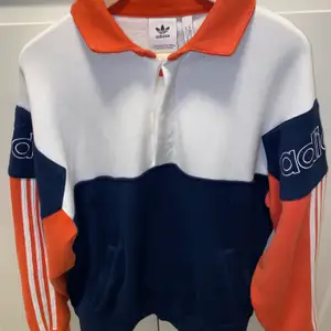 En ganska unik tröja från Adidas i strl L. Använd ett fåtal gånger. Kom gärna med ett erbjudande, men inga skambud! 