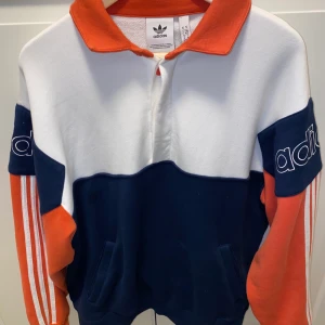 Unik Adidas-tröja  - En ganska unik tröja från Adidas i strl L. Använd ett fåtal gånger. Kom gärna med ett erbjudande, men inga skambud! 