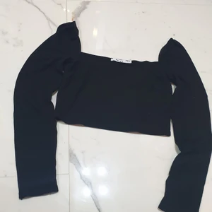 Få 2 plagg för ett pris ! - Hej här får ni en top med puffar från na-kd och en top från prettylittething båda är size small. Så ni får båda för ett pris:)