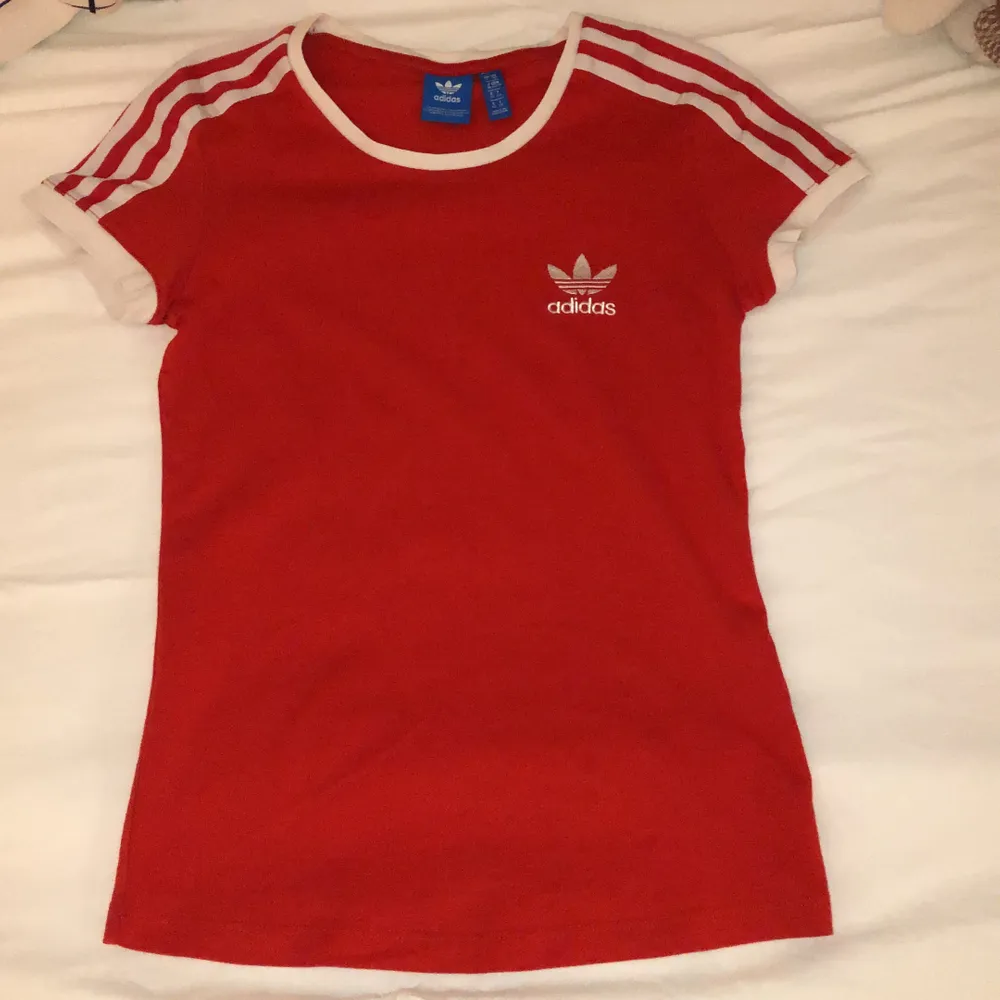 en röd adidas t-shirt storlek XS, ej använd 120kr(ej inkl frakt) kontakta mig vid intresse 🥰. T-shirts.
