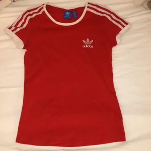 röd adidas t-shirt - en röd adidas t-shirt storlek XS, ej använd 120kr(ej inkl frakt) kontakta mig vid intresse 🥰