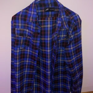 Rutig skjorta - köptes på plick men hade inte den passformen jag ville att den skulle ha:) 