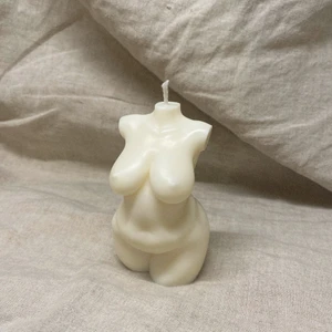 Designljus - Möt Aretha - Aretha står för kurvorna i vår familj av designljus. Vi hyllar alla kvinnoformer och tycker att man ska älska sin kropp avsett utseende! Köp på: www.Bellavie.se 🥰