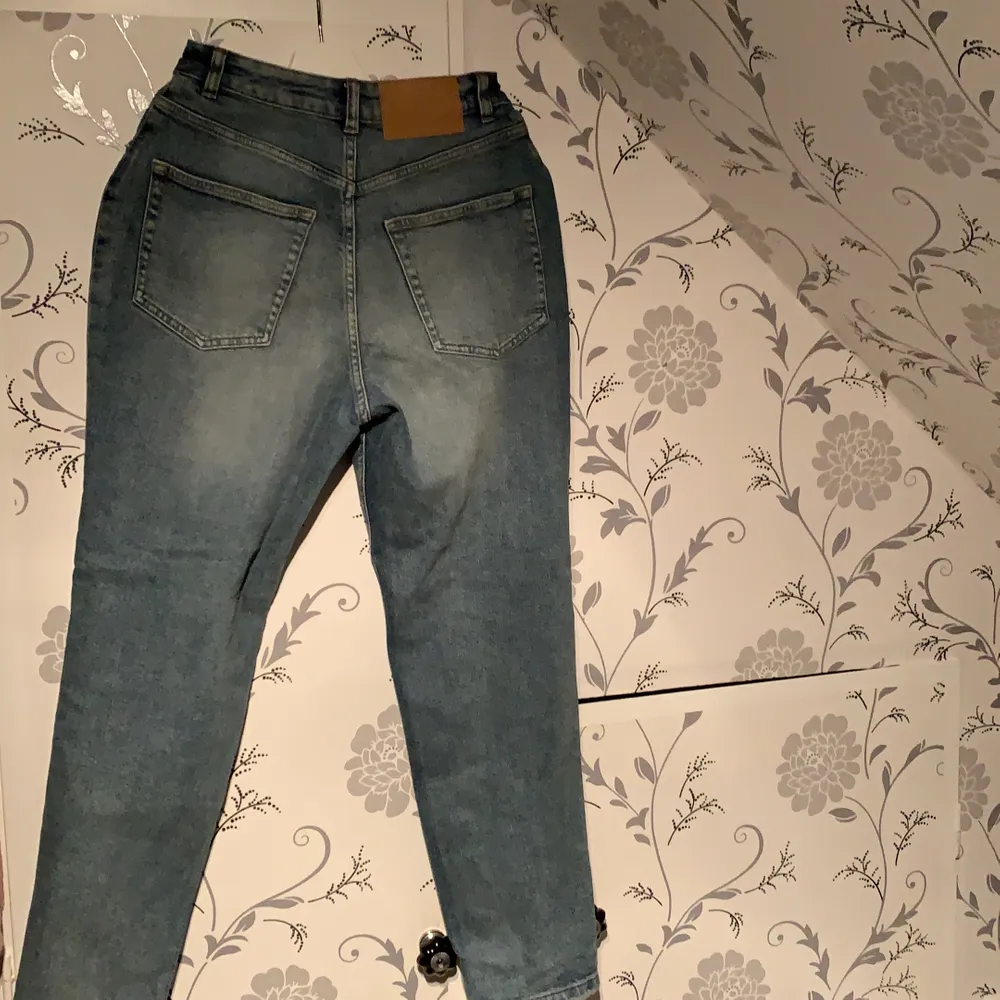 Cheapmonday Jeans i w27 l32 som är för korta och knappt använda . Jeans & Byxor.