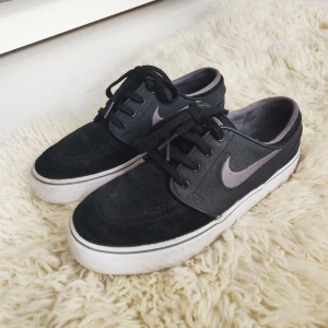 Nike sneakers  - Snygga och nästan helt oanvända nike sneakers. Har själv något för breda fötter därav oanvända. Läder på sidorna. Storlek 38.