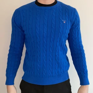 Blå kabelstickad gant-tröja - Jag säljar nu denna blå snygga gant tröja, i ett fint skick.