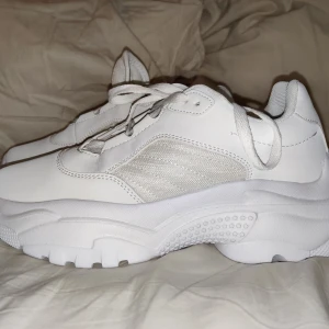 Helt oanvända vita sneakers - Sjukt snygga par skor från lager 157! Helt oanvända. Storlek 39! Köpte nyss ett par skor som jag tycker är snyggare så tänkte att jag kunde sälja de här eftersom de kommer inte komma till användning 🤍 skriv privat vid intresse :)