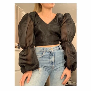 Fest topp med puffärm  - Superfin fest topp ifrån Nakd, aldrig använd!                                   Priset går alltid att diskutera❣️                                                              Köparen sår för leveransen😊