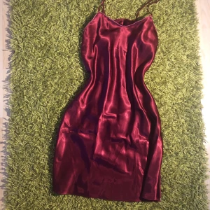 Nattlinne - Drömmig vinrött nattlinne nu till salu! Säljer flera liknande på min profil. Kom privat om du har några frågor eller vill köpa. Frakt betalar köparen💕