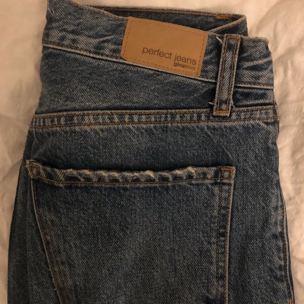 Säljer mina tidigare absoluta favorit jeans som tyvärr är för små nu. Extremt snygg passform och hålen är perfekta. Dessa jeans är väl använda men är ändå i ett mycket bra skick! Köpta på Gina Tricot för några år sedan så dessa finns inte kvar att köpa nytt.. Jeans & Byxor.