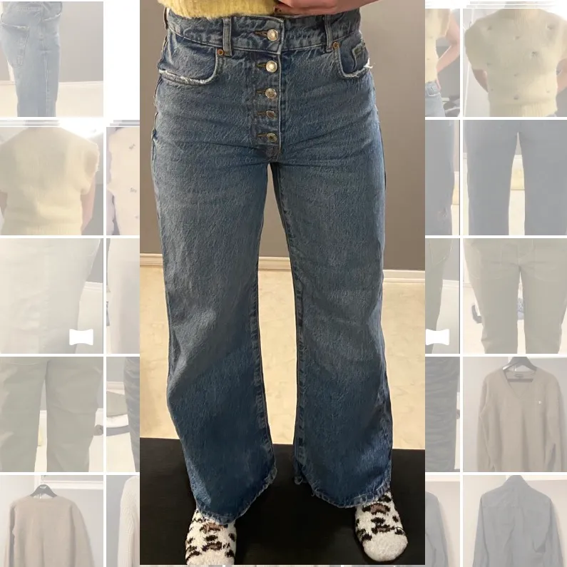 Säljer dessa ljusblå vida jeansen, storlek 38, jag är en 38/40. . Jeans & Byxor.