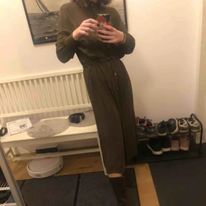  - En skjortklänning som går nedanför knäna på mig som är 163 cm. Klänningen är verkligen så skön och fin! Perfekt vinterklänning  