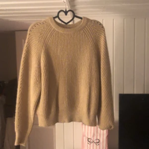Stickad tröja från mango  - Beige stickad tröja från mango, knappt använd!🤍