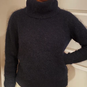 Mörkblå stickad polotröja från Tiger Of Sweden - Marinblå stickad polotröja, från Tiger of Sweden. Supermjukt och lent tyg, storlek XS. Nypris: 1299, bud: 150
