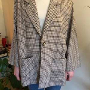 Kavaj från Monki - Rutig kavaj från Monki, JÄTTESNYGG form, knappt använd, storlek m men ganska oversized, möts gärna upp i Göteborgsområdet annars tillkommer frakt;)