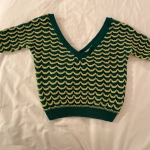 Stickad topp från Zara - Mönstrad stickad topp från Zara. Storlek S. Väldigt bra skick, knappt använd! ❤️ Andra bilden är från Pinterest. 
