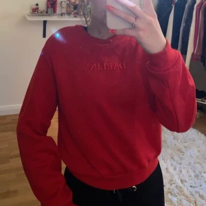 Fin röd tröja från H&M - Röd tröja från H&M. Frakten ingår i priset