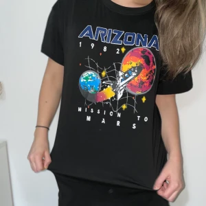 Oversized t shirt med tryck - En oversized tshirt ifrån Shein. Aldrig använd. Storlek S/M. Tjejen på bilden är 165cm och den kommer exakt över knäna.