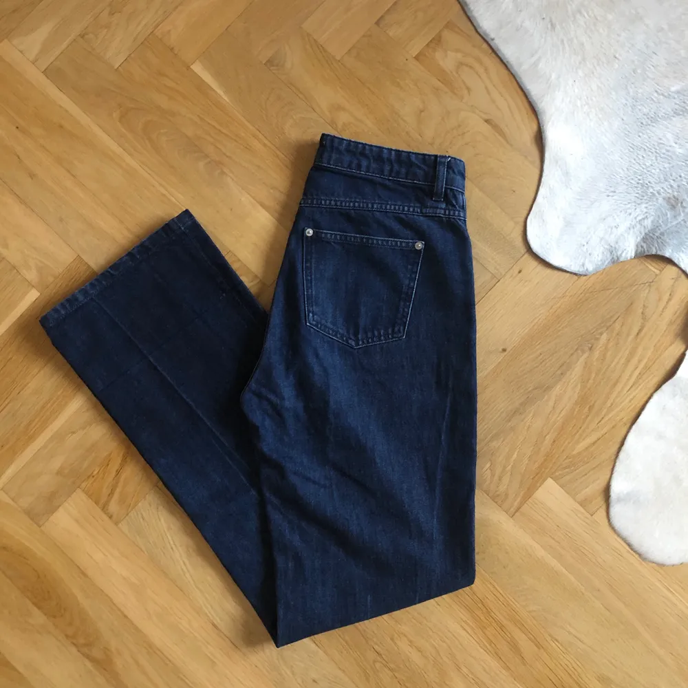 Mörkblåa jeans. Bootcut, storlek 27 i waist. (För små för mig numera så lånat bilder från & Other stories hemsida) innerben 80 cm, ytterben 108 cm, midja 37 cm (ganska high waitsed). Jeans & Byxor.