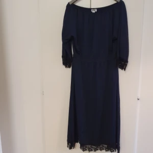 Svart klänning - Svart lång klänning med spetsdetaljer från märket Make Way.