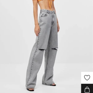 Bershka byxor💗 - Säljer mina nyköpta byxor ifrån Bershka! Storlek: 38 men små i storleken (enligt hemsidan)💗 BUDGIVNING!! ✨BUD PÅ 180kr ✨(buda privat)💗 Jag är 170cm!