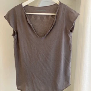 Zadig & Voltaire tröja - Jättefin grå Zadig & Voltaire topp. Den har blåa dödskallar på baksidan. Storleken är XS men passar även en Small. Om fler är intresserade blir det budgivning.